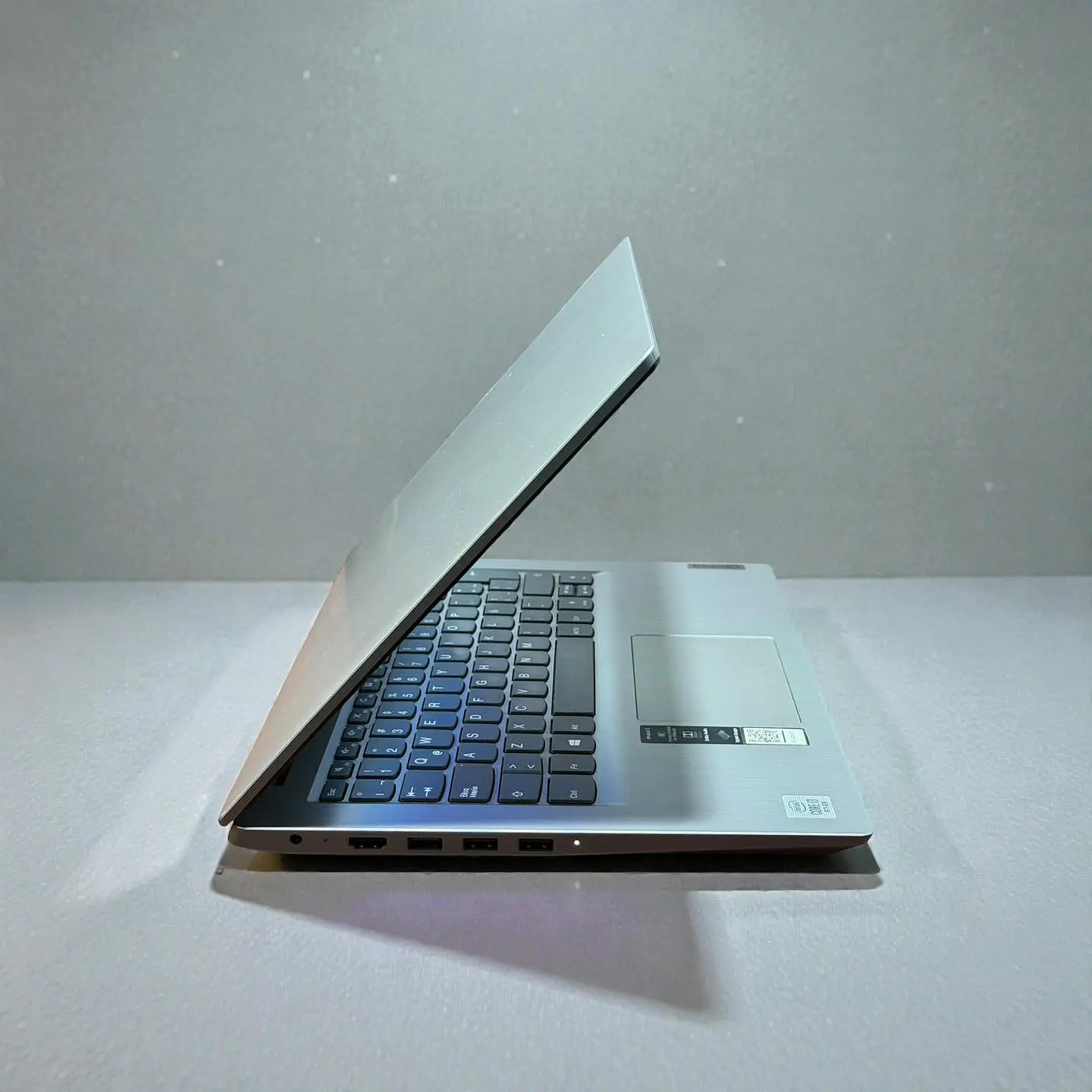 Lenovo Ideapad 3 / i3-1005G1 / 8GB RAM / 256GB SSD / Pantalla 14 HD 4