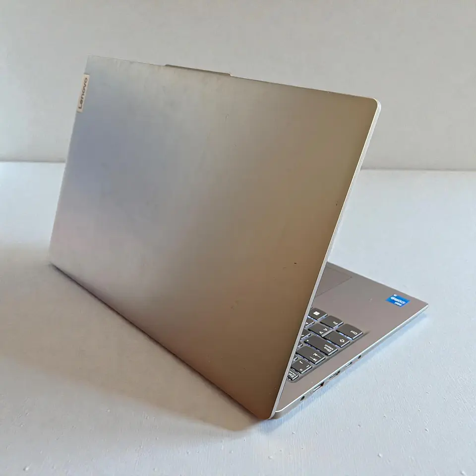 Lenovo Ideapad Slim 3 / i5-12450H / 512GB SSD / Pantalla 15,6 Full HD / 8GB RAM 2