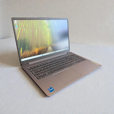 Lenovo Ideapad Slim 3 / i5-12450H / 512GB SSD / Pantalla 15,6 Full HD / 8GB RAM