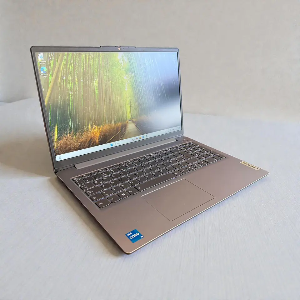 Lenovo Ideapad Slim 3 / i5-12450H / 512GB SSD / Pantalla 15,6 Full HD / 8GB RAM 1