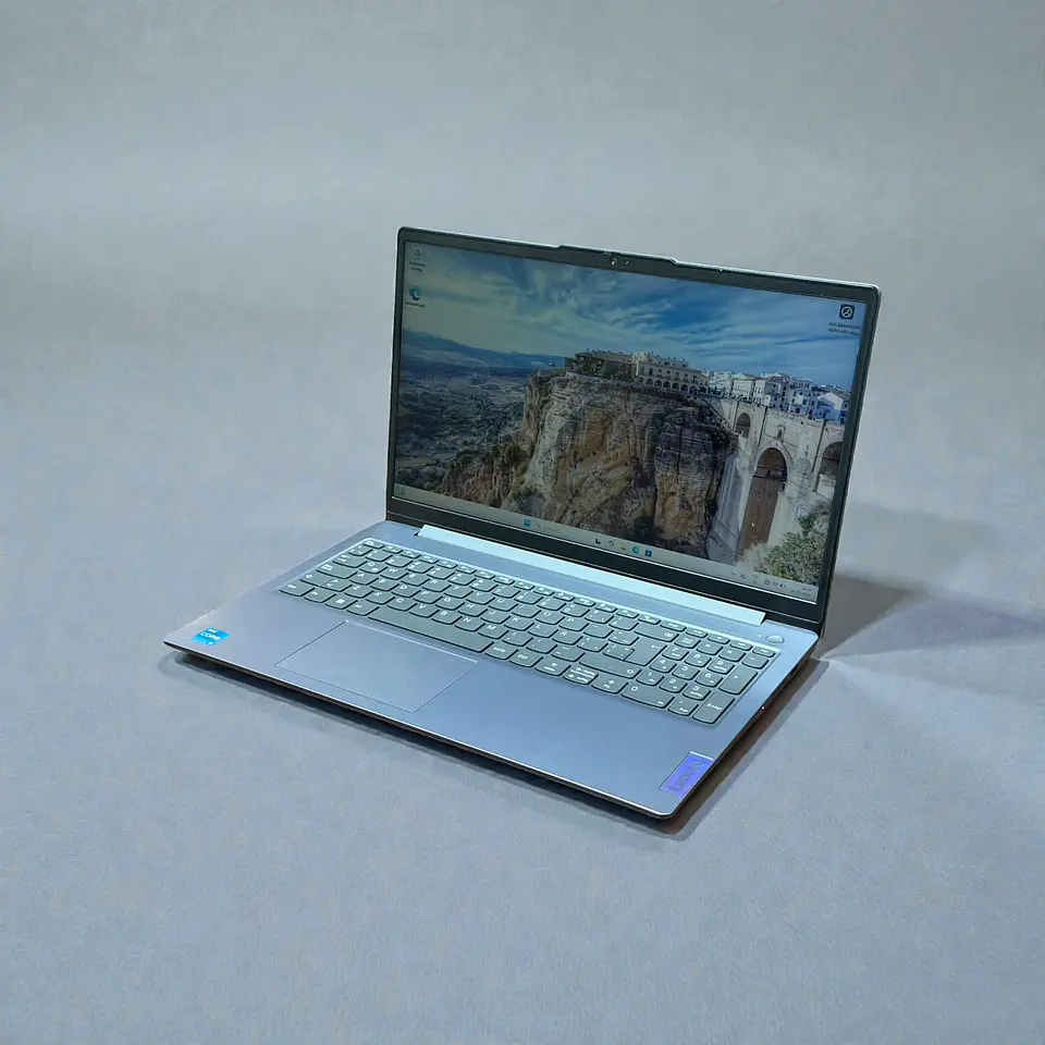 Lenovo ideapad Slim 3 / i3-N305 / 8GB RAM / 256GB SSD / Pantalla 15,6 FHD 3