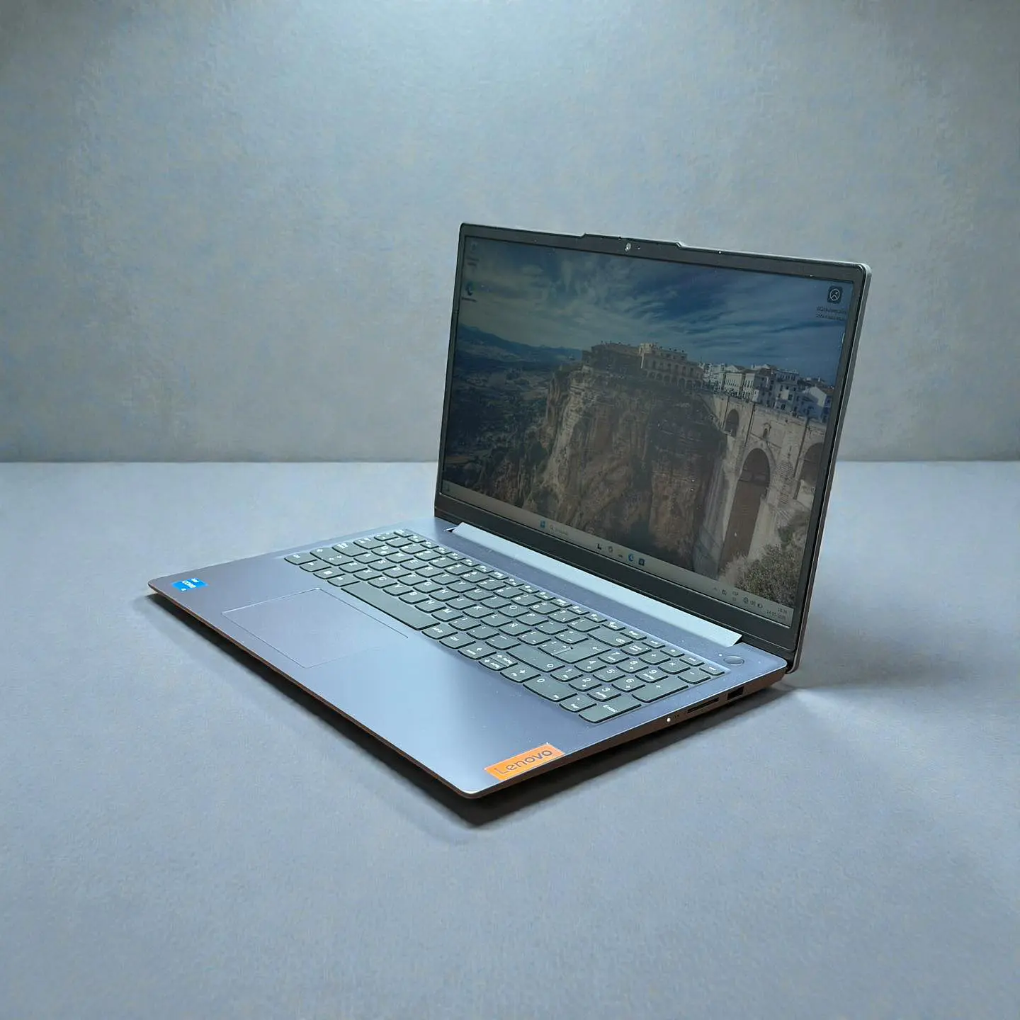 Lenovo ideapad Slim 3 / i3-N305 / 8GB RAM / 256GB SSD / Pantalla 15,6 FHD 5