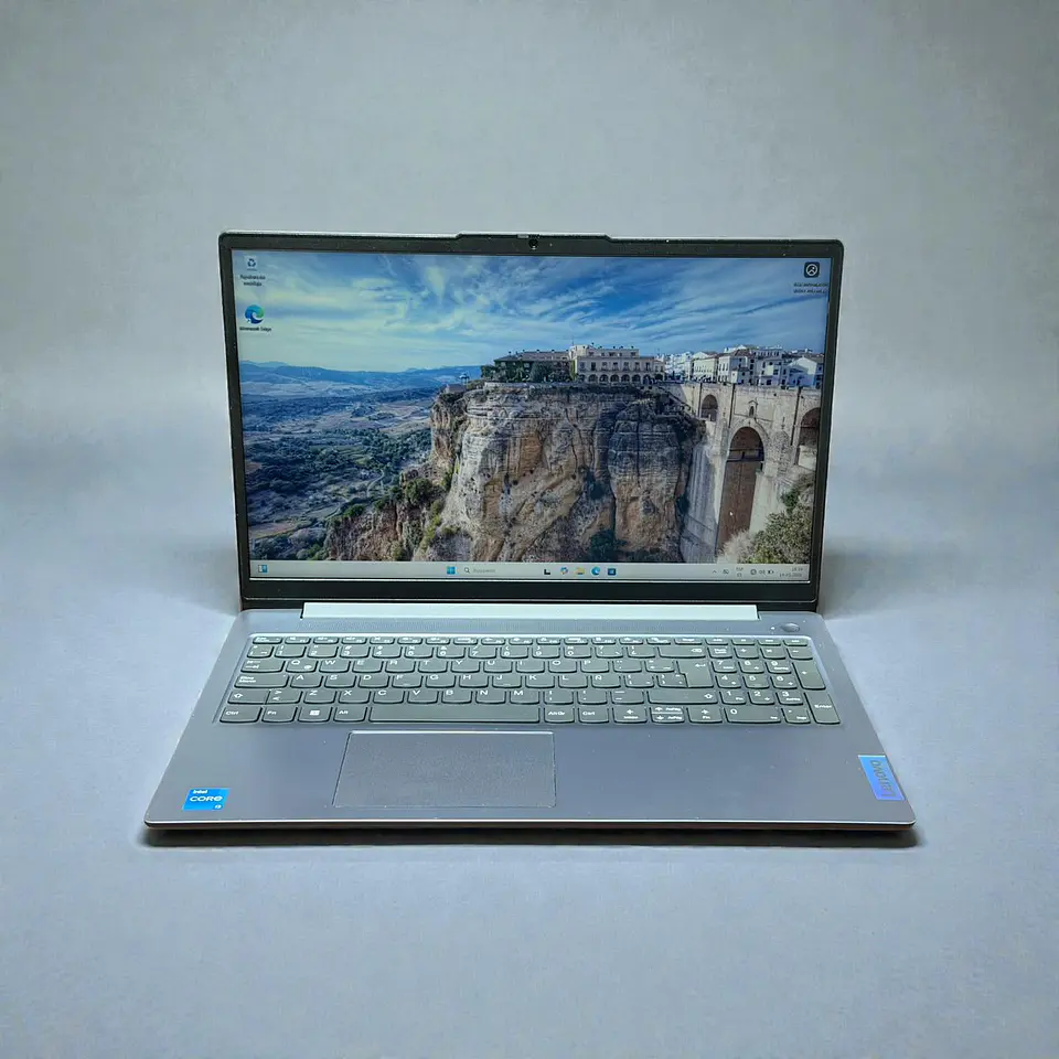 Lenovo ideapad Slim 3 / i3-N305 / 8GB RAM / 256GB SSD / Pantalla 15,6 FHD 6