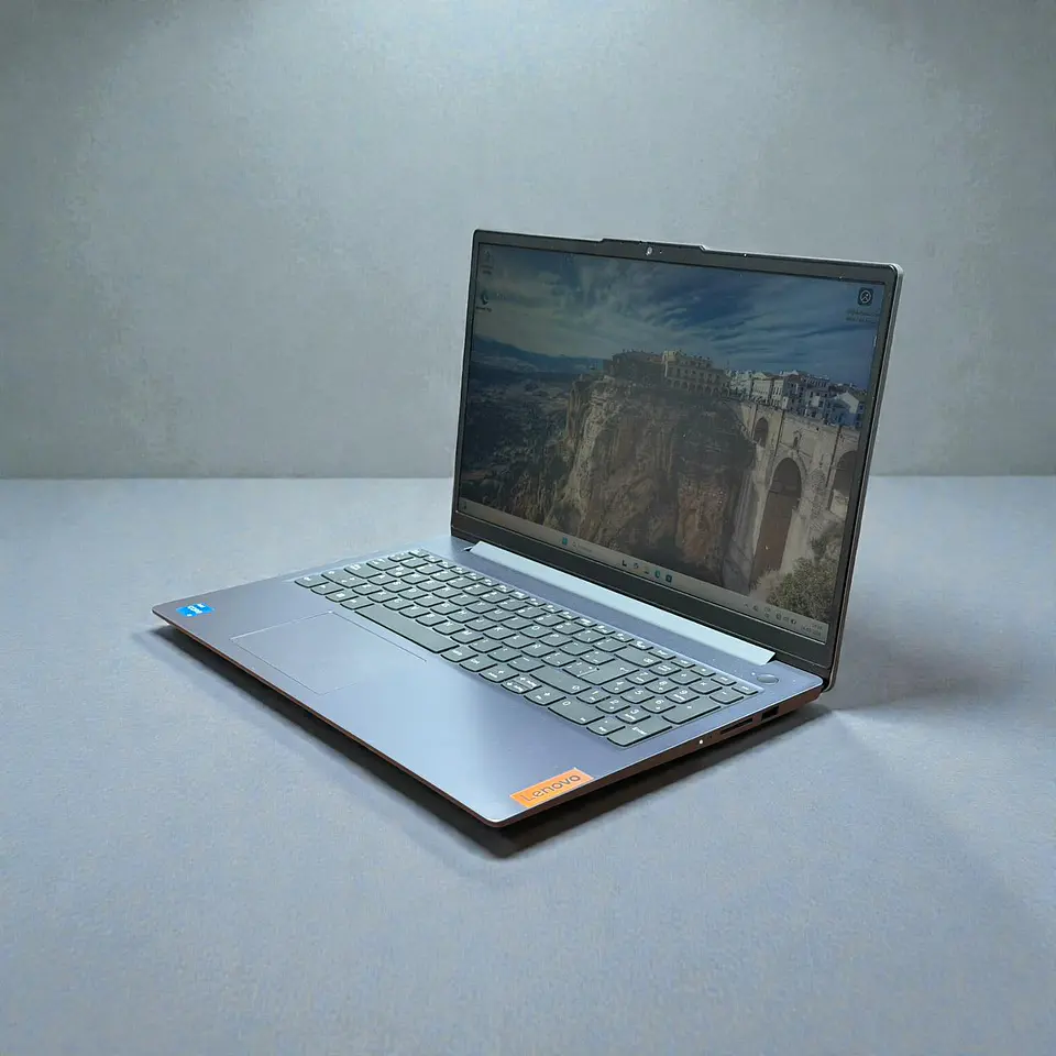 Lenovo ideapad Slim 3 / i3-N305 / 8GB RAM / 256GB SSD / Pantalla 15,6 FHD 7