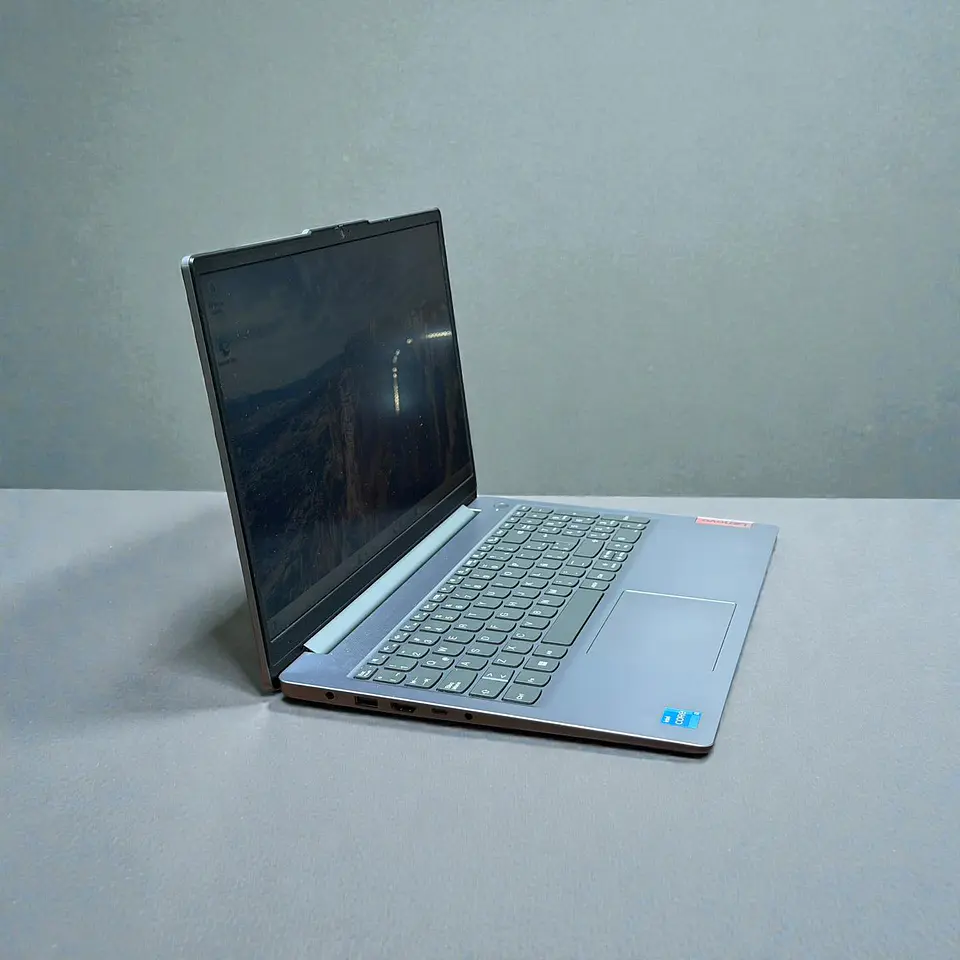 Lenovo ideapad Slim 3 / i3-N305 / 8GB RAM / 256GB SSD / Pantalla 15,6 FHD 8