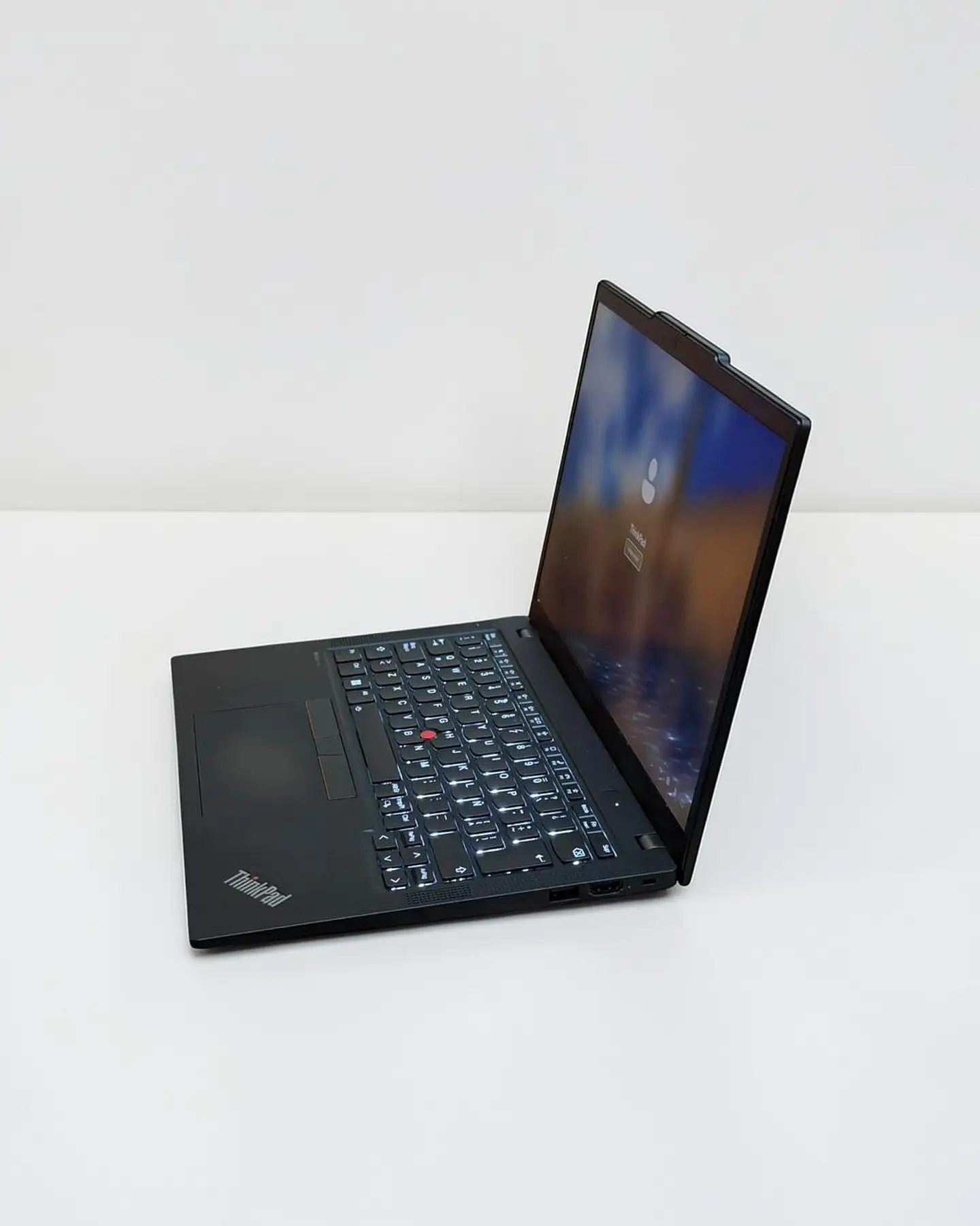 Lenovo Thinkpad X13 Gen 4 / i7-1365U / 1TB SSD / 16GB RAM / Pantalla 13,3 FHD 4