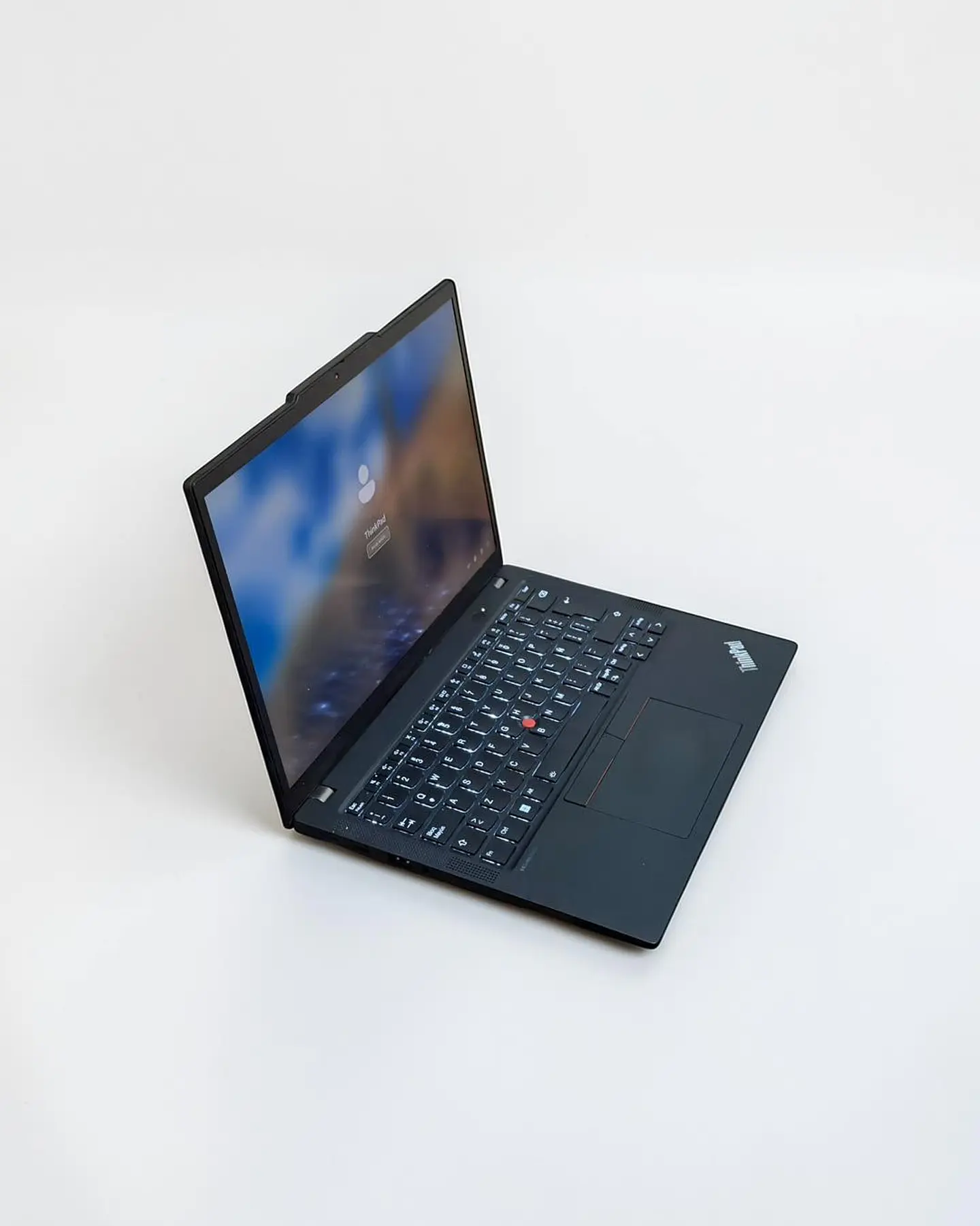 Lenovo Thinkpad X13 Gen 4 / i7-1365U / 1TB SSD / 16GB RAM / Pantalla 13,3 FHD 1