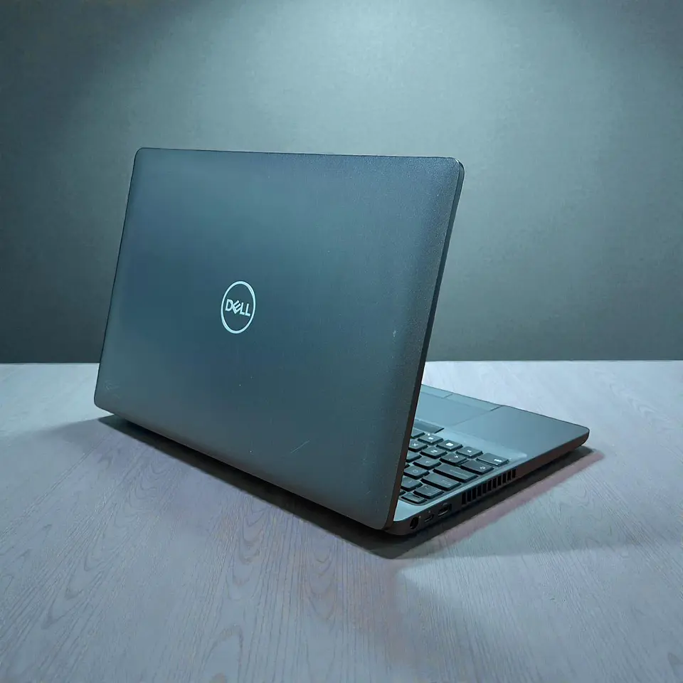 Dell latitude 5500 / i5-8365U / 8GB RAM / 256GB SSD / Pantalla 15,6 Full HD TOUCH 2