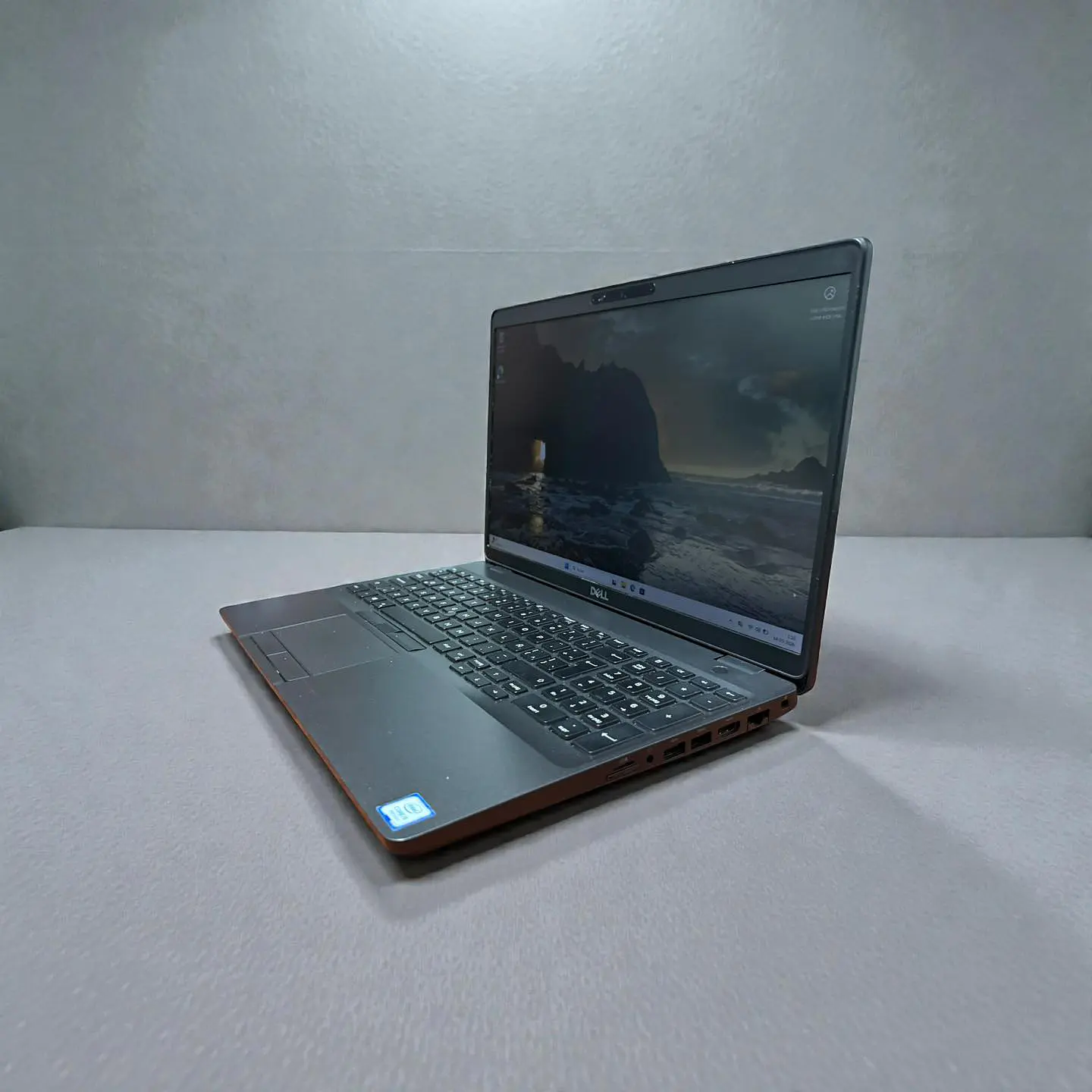 Dell latitude 5500 / i5-8365U / 8GB RAM / 256GB SSD / Pantalla 15,6 Full HD TOUCH 3