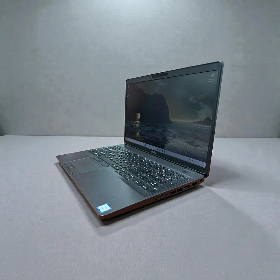 Dell latitude 5500 / i5-8365U / 8GB RAM / 256GB SSD / Pantalla 15,6 Full HD TOUCH 3