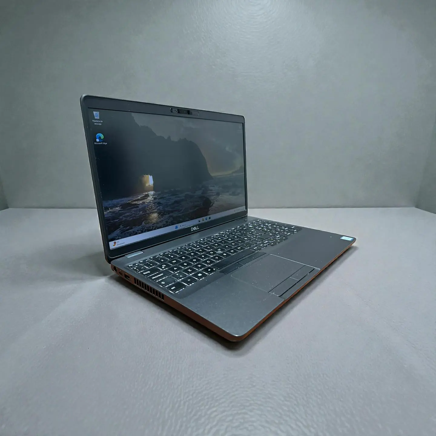 Dell latitude 5500 / i5-8365U / 8GB RAM / 256GB SSD / Pantalla 15,6 Full HD TOUCH 4