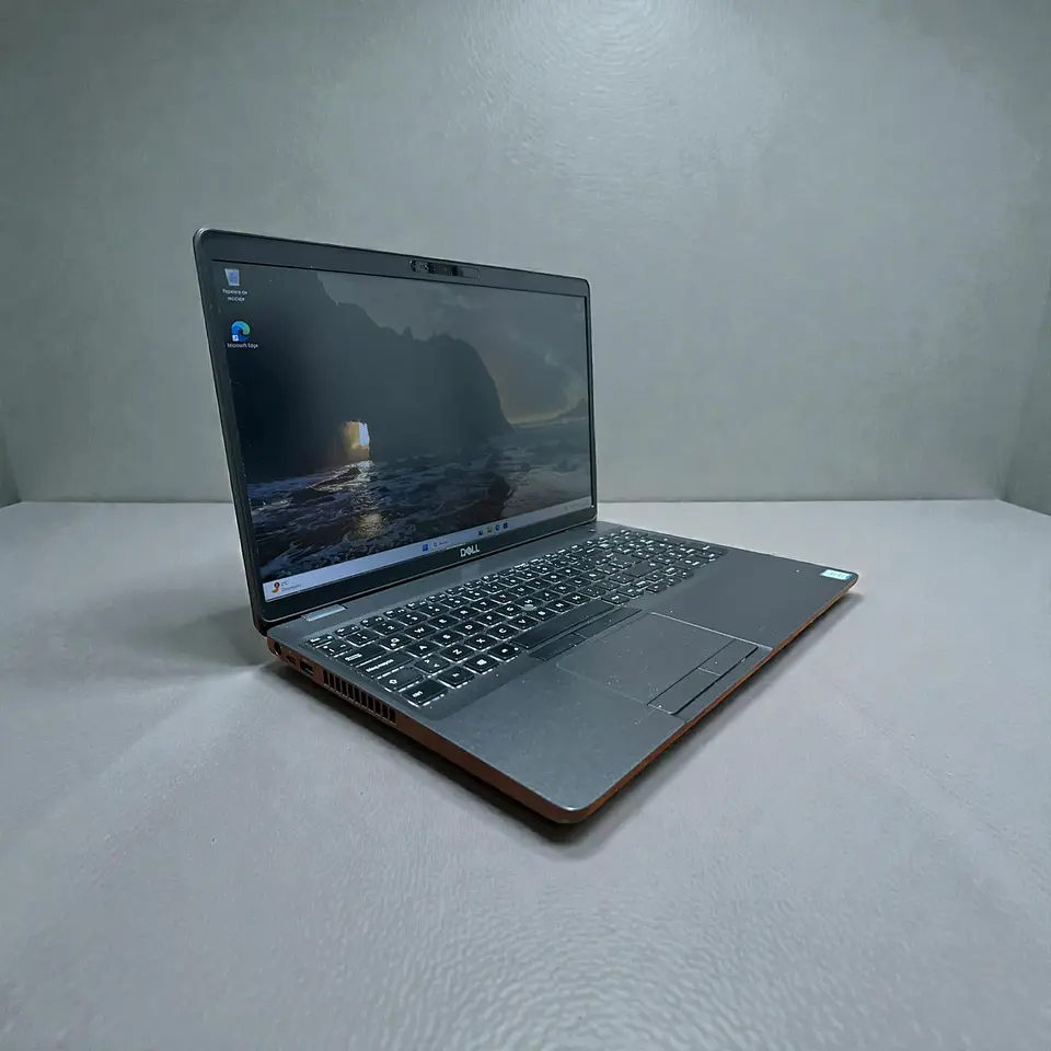 Dell latitude 5500 / i5-8365U / 8GB RAM / 256GB SSD / Pantalla 15,6 Full HD TOUCH 4