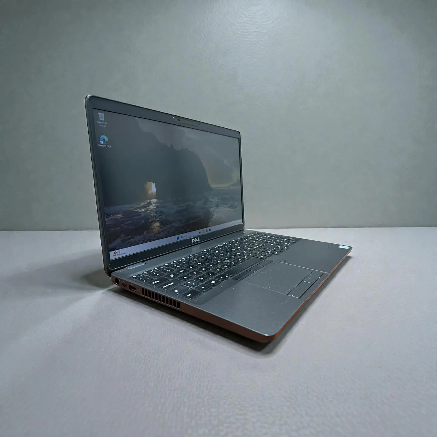 Dell latitude 5500 / i5-8365U / 8GB RAM / 256GB SSD / Pantalla 15,6 Full HD TOUCH 5