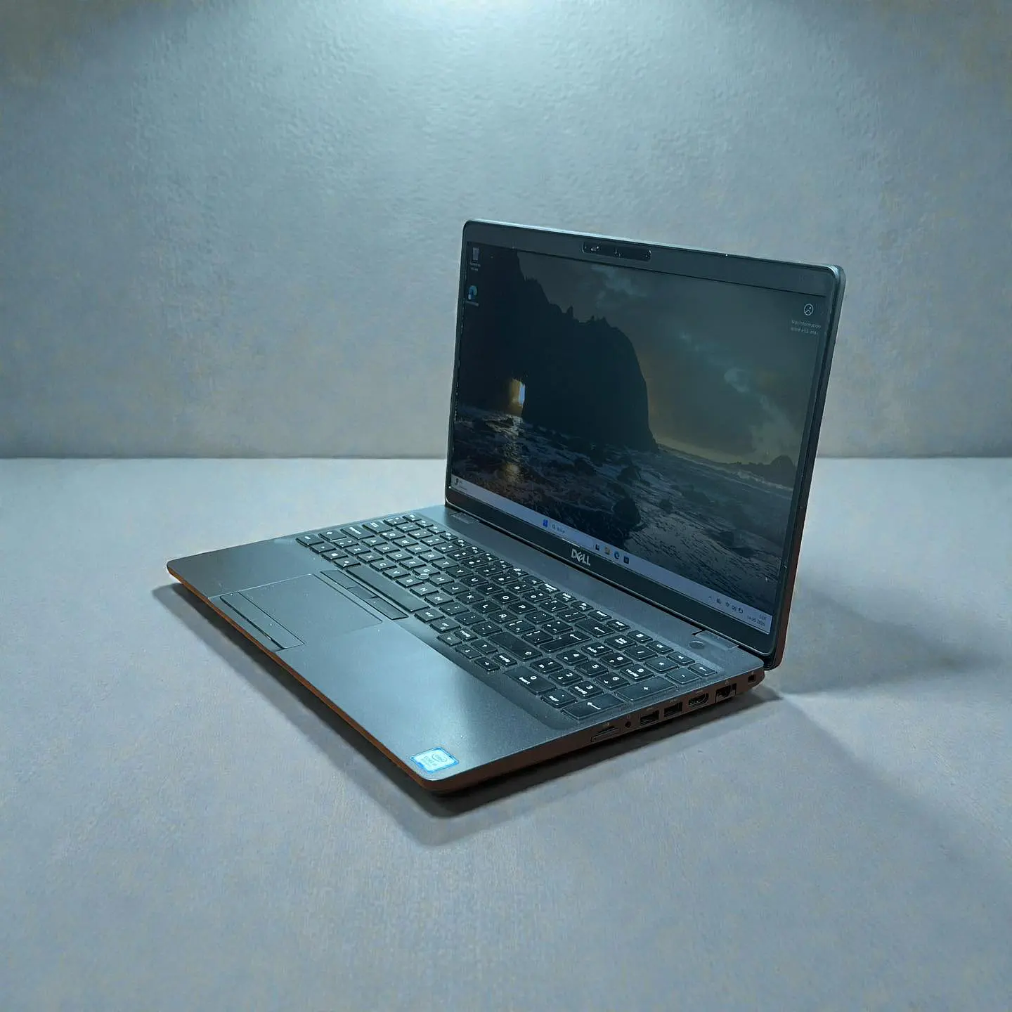 Dell latitude 5500 / i5-8365U / 8GB RAM / 256GB SSD / Pantalla 15,6 Full HD TOUCH 6