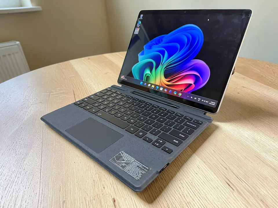 Surface 11 Pro / Snpadragon X Elite / 16GB RAM / 512G BSSD / Pantalla 13 Oled Touch y convertible 8