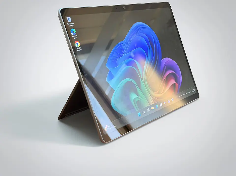 Surface 11 Pro / Snpadragon X Elite / 16GB RAM / 512G BSSD / Pantalla 13 Oled Touch y convertible 9