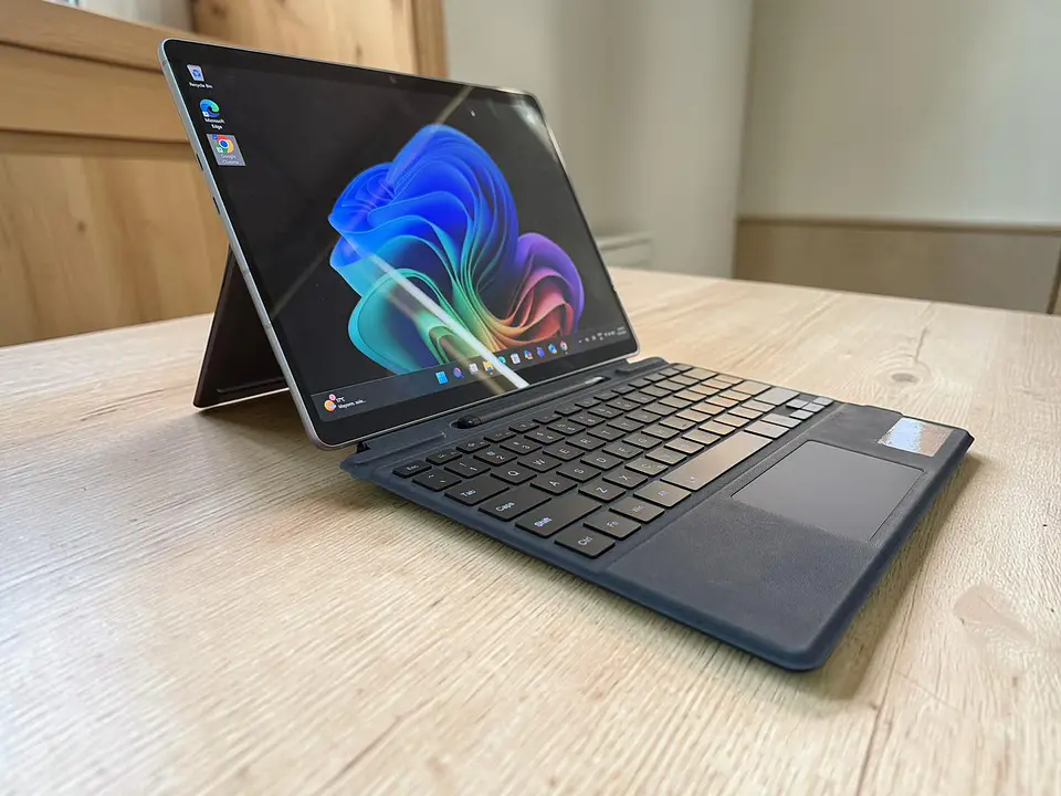 Surface 11 Pro / Snpadragon X Elite / 16GB RAM / 512G BSSD / Pantalla 13 Oled Touch y convertible 10