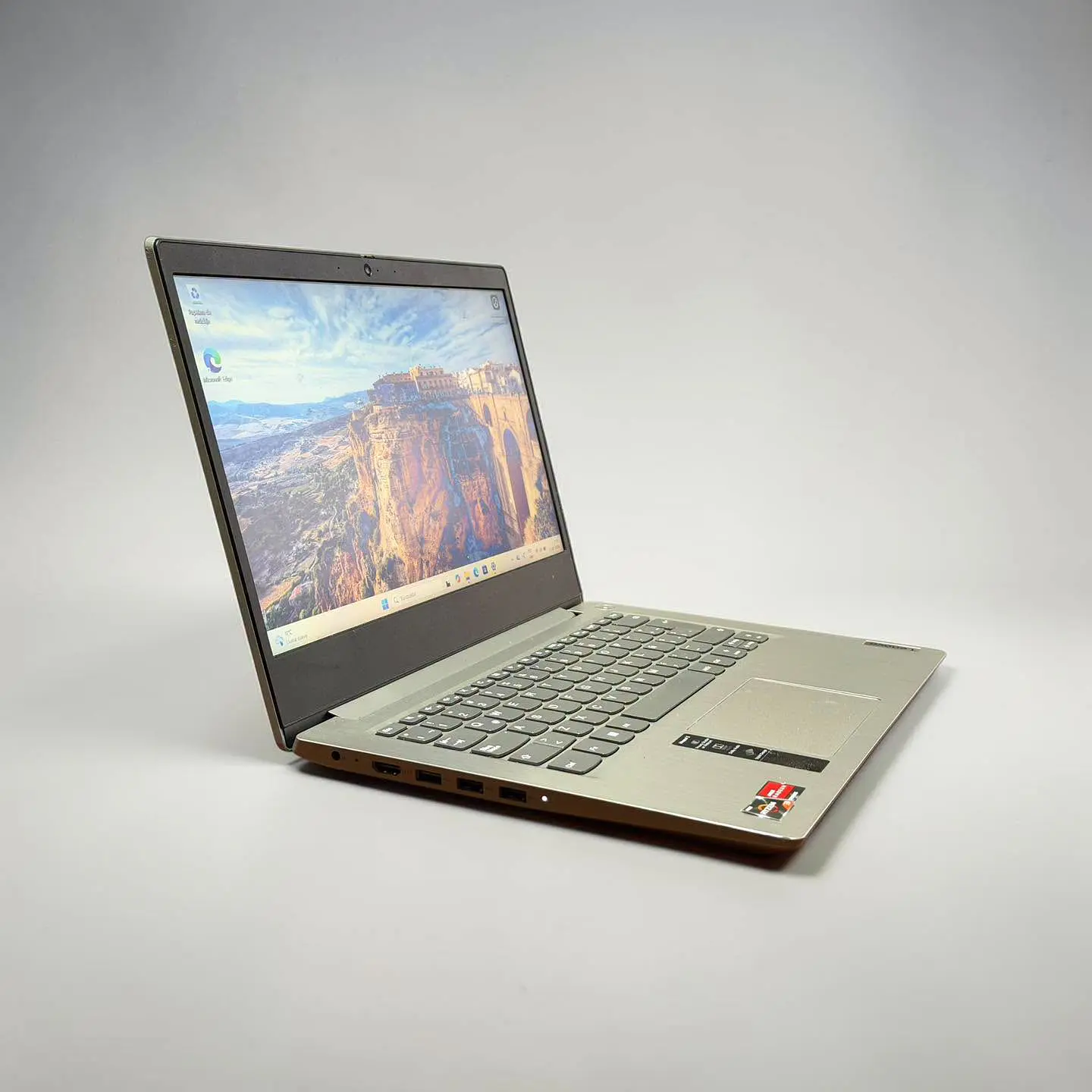 Lenovo ideapad 3 / Ryzen 3 3250U / 8GB RAM / 256GB SSD / Pantalla 14 FHD 4