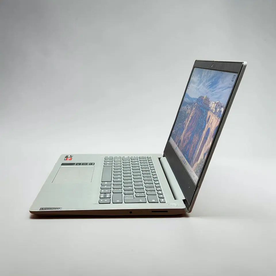 Lenovo ideapad 3 / Ryzen 3 3250U / 8GB RAM / 256GB SSD / Pantalla 14 FHD 6