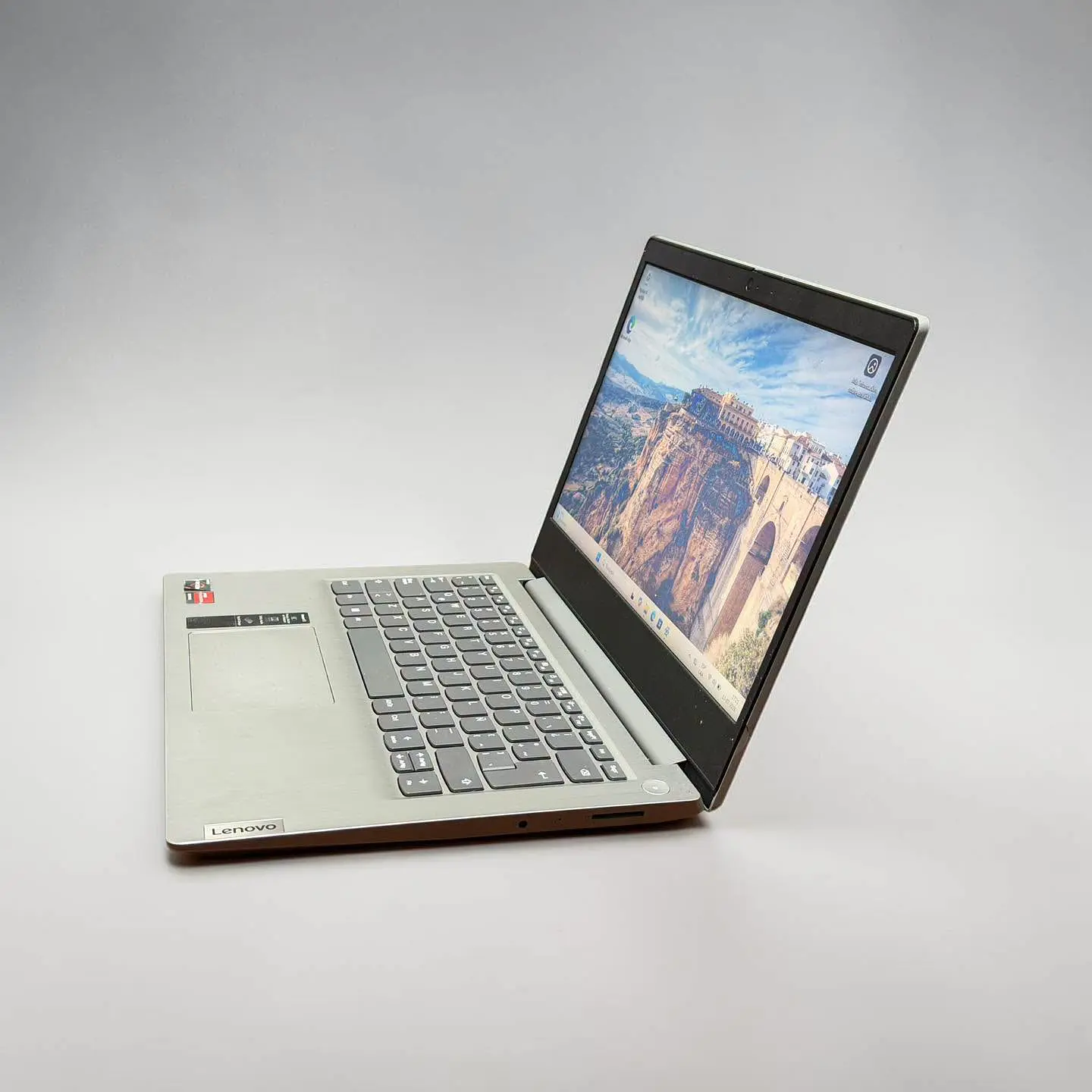 Lenovo ideapad 3 / Ryzen 3 3250U / 8GB RAM / 256GB SSD / Pantalla 14 FHD 7