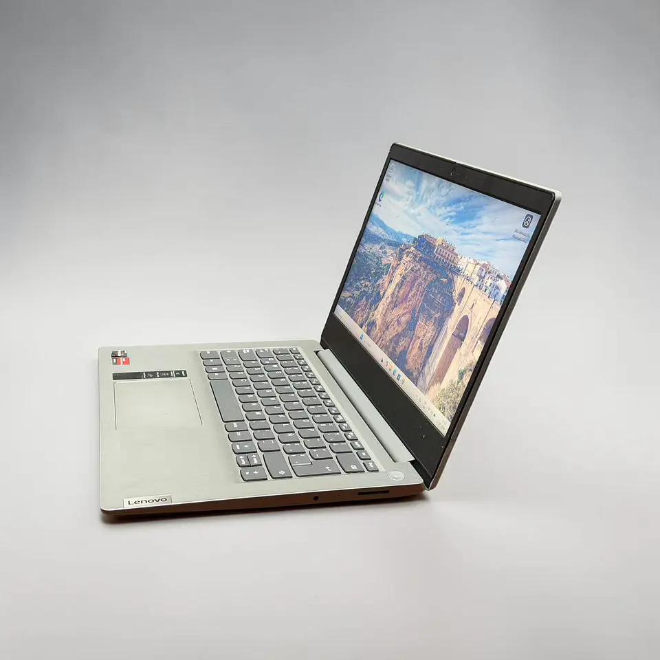 Lenovo ideapad 3 / Ryzen 3 3250U / 8GB RAM / 256GB SSD / Pantalla 14 FHD 7