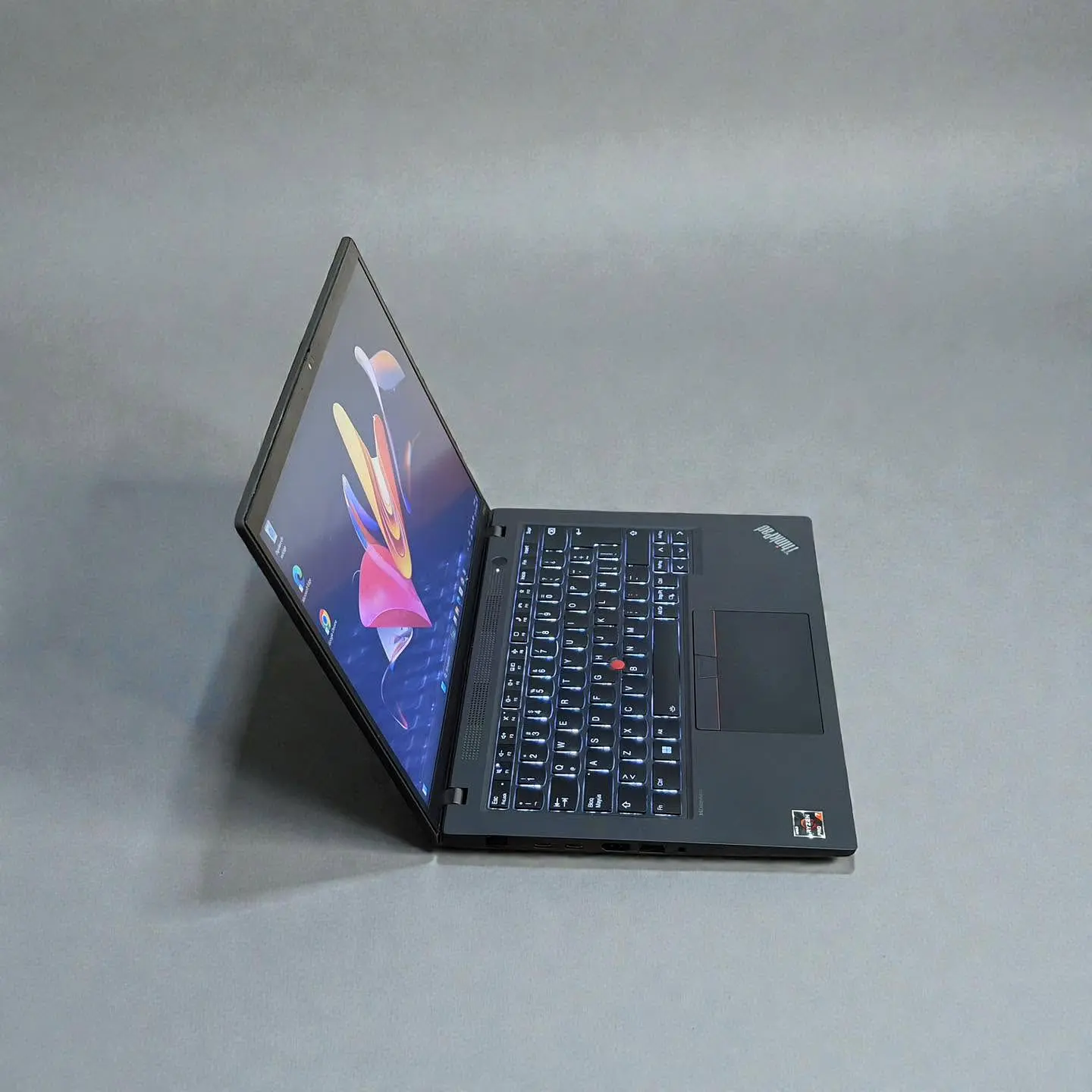Lenovo Thinkpad P14s Gen 4 / AMD Ryzen 7 7840U / 16GB RAM / 1TB SSD / Pantalla 14 FHD 3