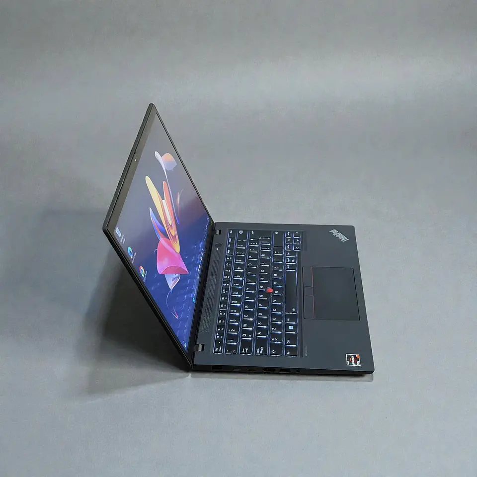 Lenovo Thinkpad P14s Gen 4 / AMD Ryzen 7 7840U / 16GB RAM / 1TB SSD / Pantalla 14 FHD 3