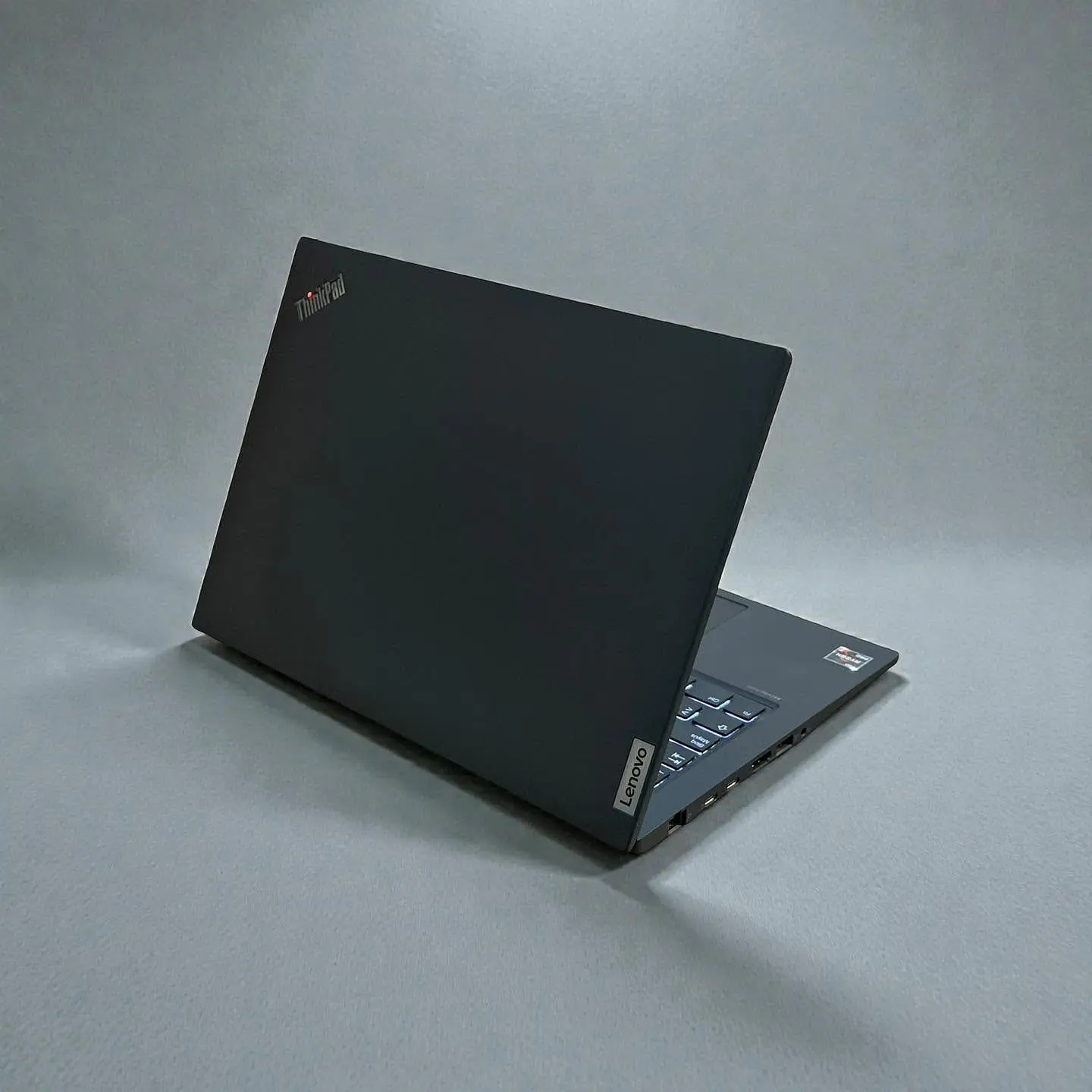Lenovo Thinkpad P14s Gen 4 / AMD Ryzen 7 7840U / 16GB RAM / 1TB SSD / Pantalla 14 FHD 4
