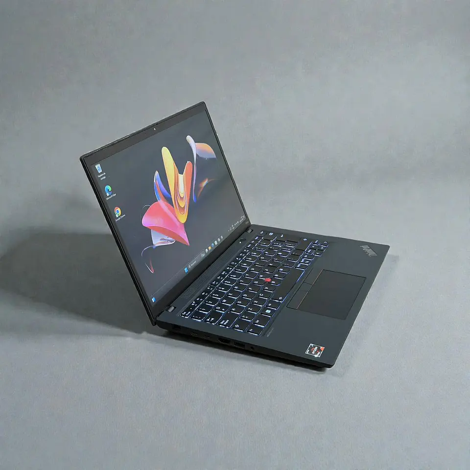 Lenovo Thinkpad P14s Gen 4 / AMD Ryzen 7 7840U / 16GB RAM / 1TB SSD / Pantalla 14 FHD 6