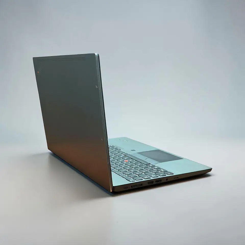 Lenovo Thinkpad P15s Gen 2 / i7-1165G7 / Nvidia Quadro T500 / 16GB RAM / 512GB SSD / Pantalla 15,6 FHD 3