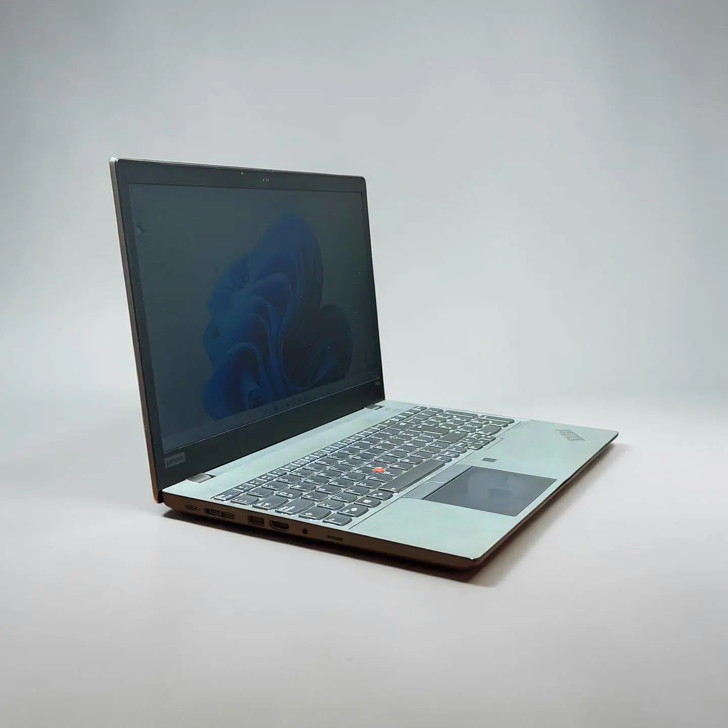 Lenovo Thinkpad P15s Gen 2 / i7-1165G7 / Nvidia Quadro T500 / 16GB RAM / 512GB SSD / Pantalla 15,6 FHD 7