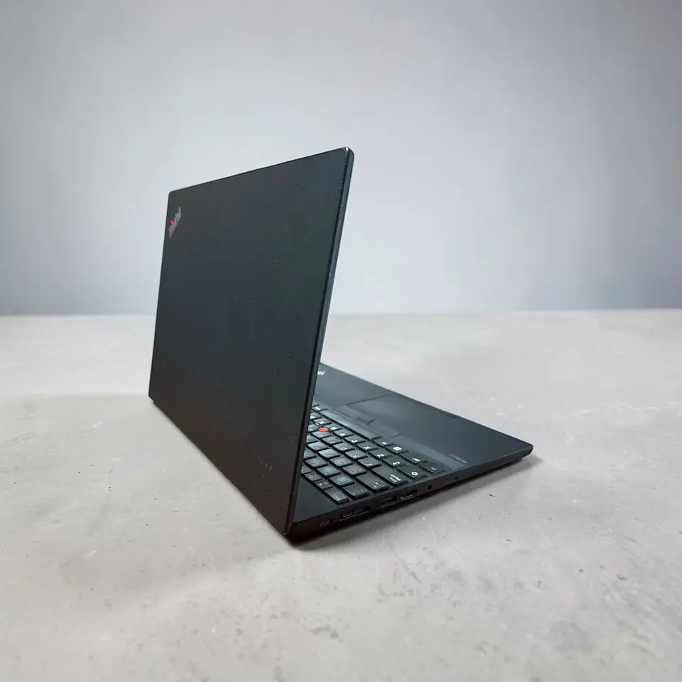 Lenovo Thinkpad T15 Gen 2 / i7-1165G7 / Nvidia MX450 / 16GB RAM / 512GB SSD / Pantalla 15,6 Full HD 4