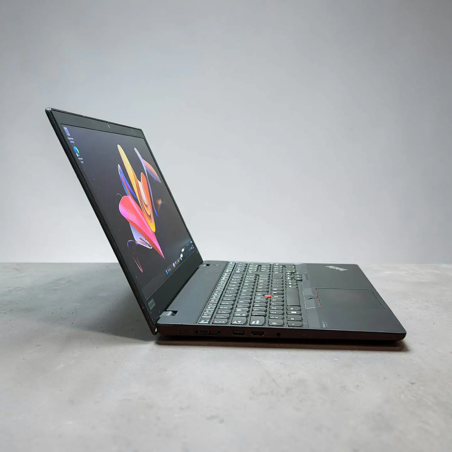 Lenovo Thinkpad T15 Gen 2 / i7-1165G7 / Nvidia MX450 / 16GB RAM / 512GB SSD / Pantalla 15,6 Full HD 6