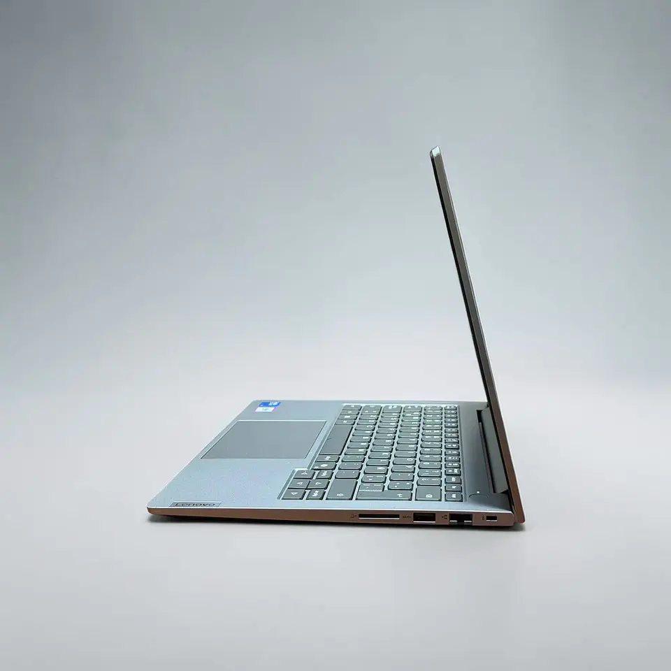 Lenovo Thinkbook 14 G8 / Ultra 5 210H / 16GB RAM / 512GB SSD / Pantalla 14 FHD 6