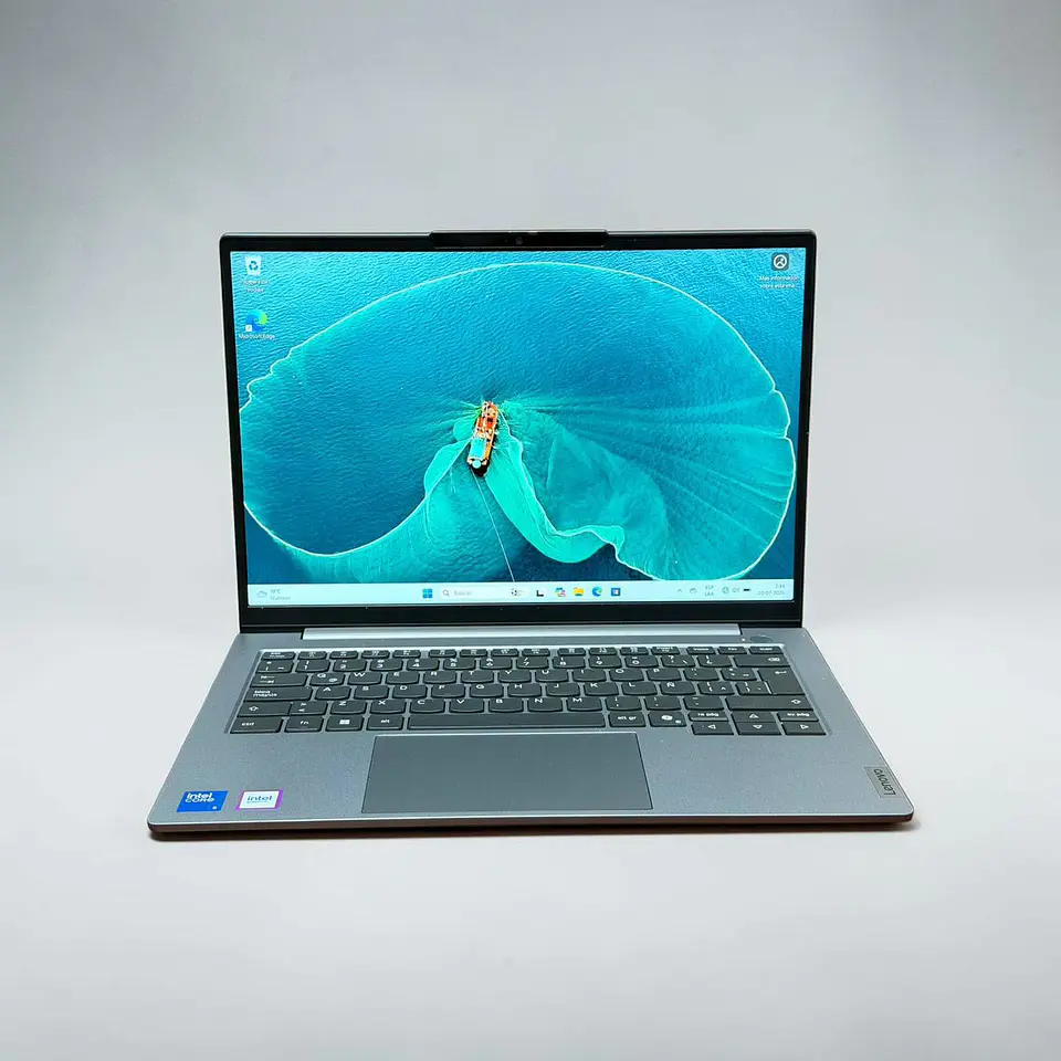 Lenovo Thinkbook 14 G8 / Ultra 5 210H / 16GB RAM / 512GB SSD / Pantalla 14 FHD 7