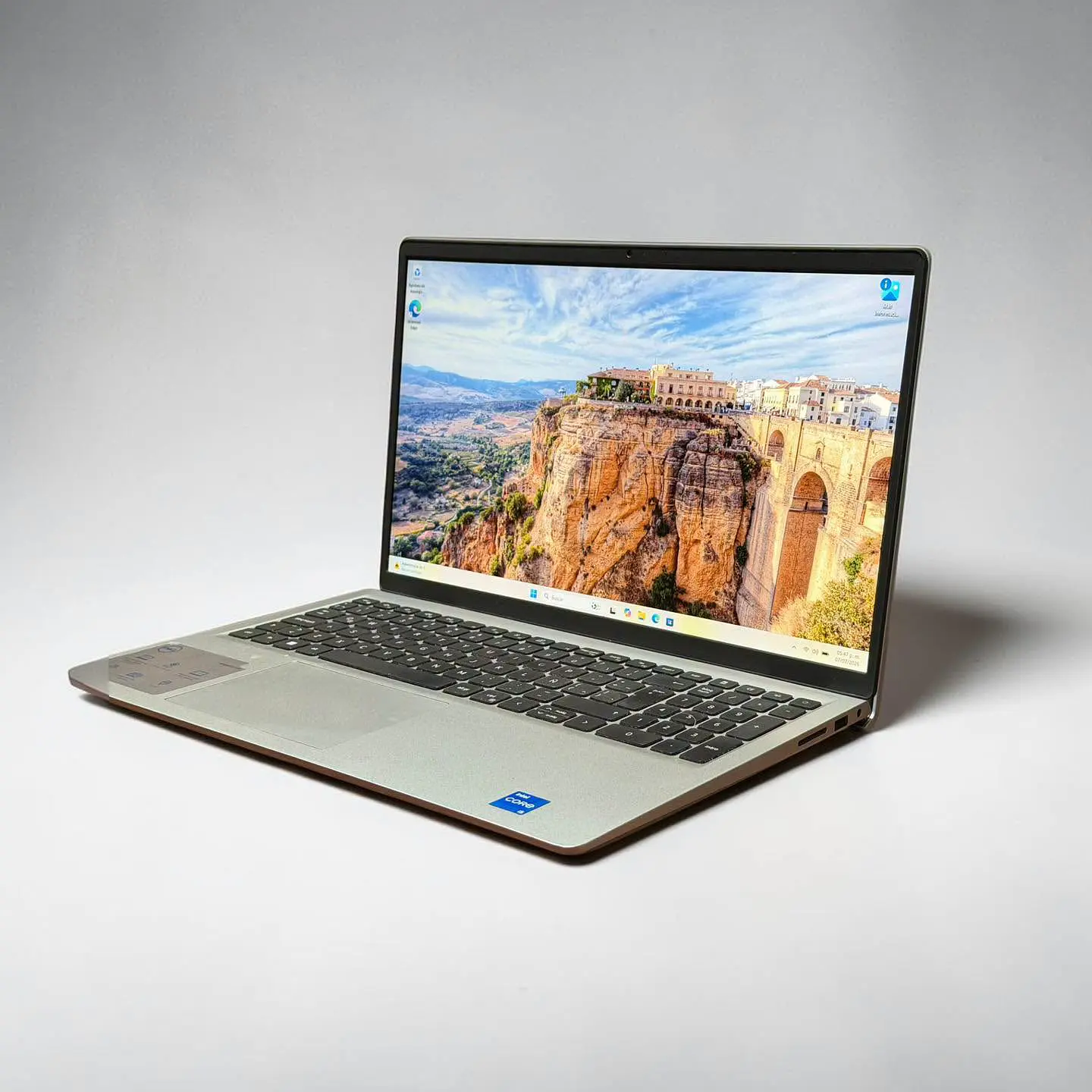 Dell Inspiron 15 3520 / i5-1135G7 / 8GB RAM / 512GB SSD / Pantalla 15,6 Full HD 120hz 1