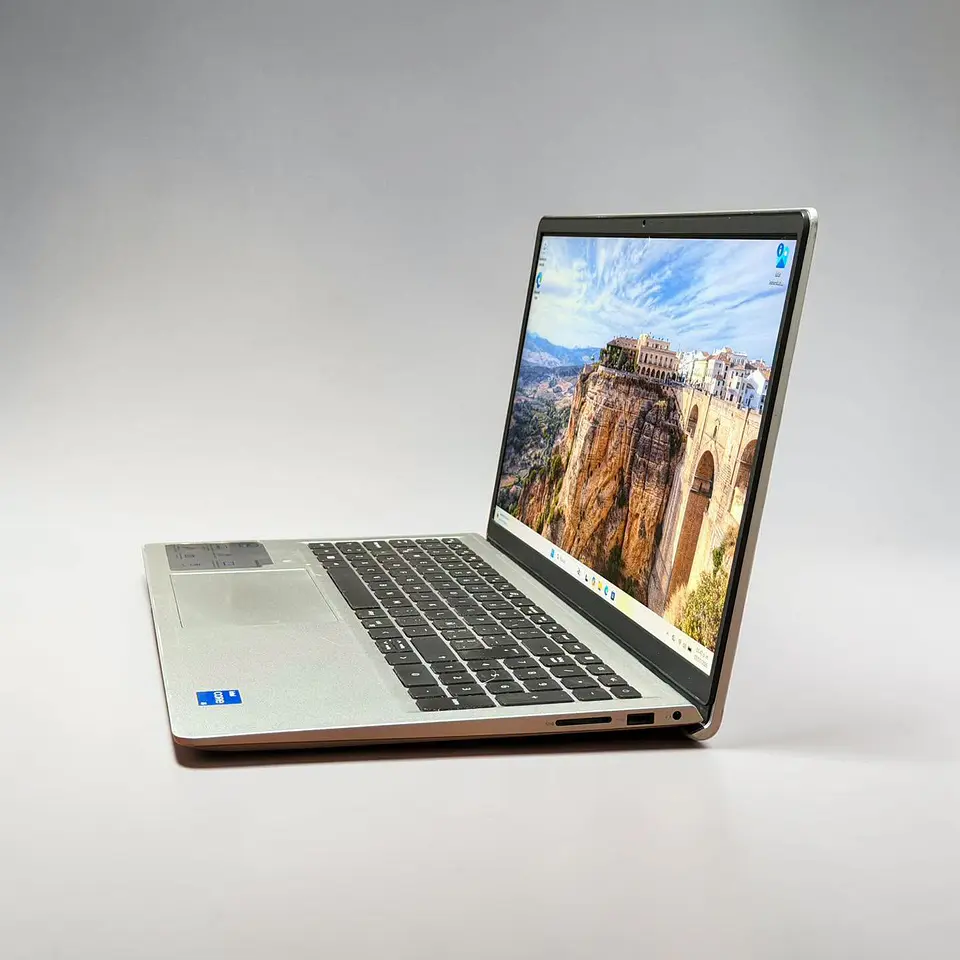 Dell Inspiron 15 3520 / i5-1135G7 / 8GB RAM / 512GB SSD / Pantalla 15,6 Full HD 120hz 3