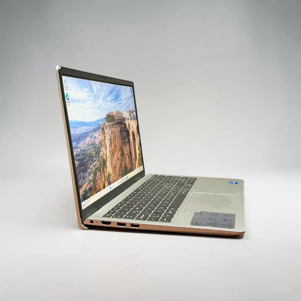 Dell Inspiron 15 3520 / i5-1135G7 / 8GB RAM / 512GB SSD / Pantalla 15,6 Full HD 120hz 4