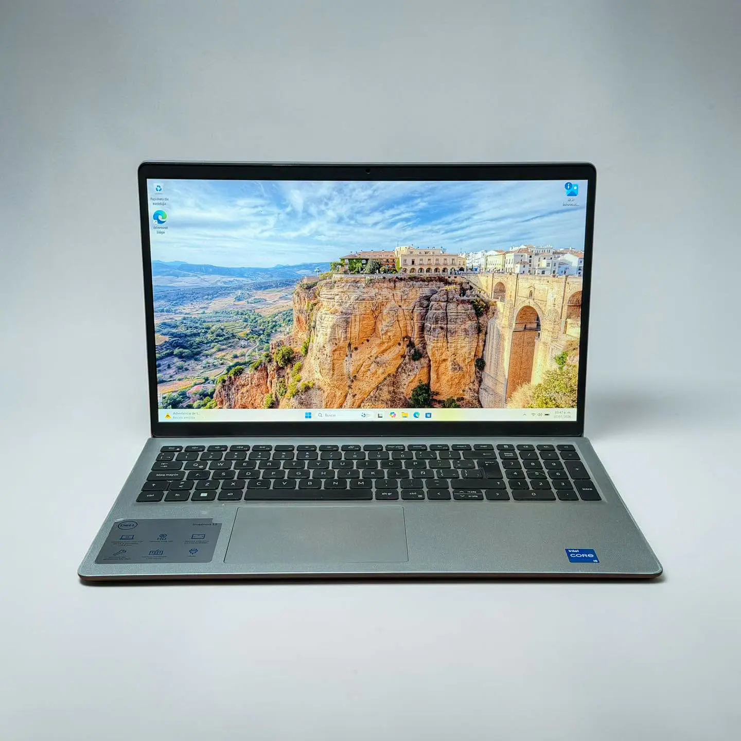 Dell Inspiron 15 3520 / i5-1135G7 / 8GB RAM / 512GB SSD / Pantalla 15,6 Full HD 120hz 5