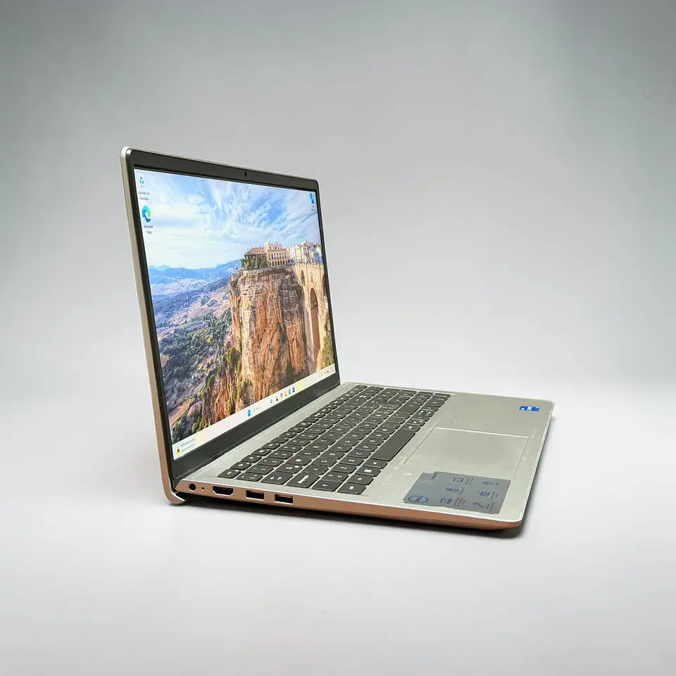 Dell Inspiron 15 3520 / i5-1135G7 / 8GB RAM / 512GB SSD / Pantalla 15,6 Full HD 120hz 7