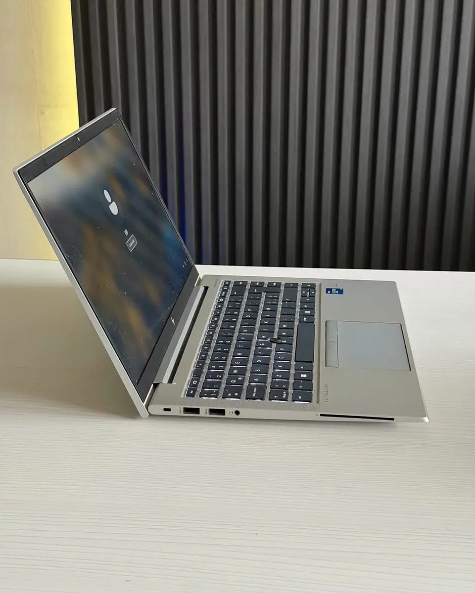 HP Elitebook 840 G8 / i7-1165G7 / 32GB RAM / 256GB SSD / Pantalla 14 FHD (Touch) 4