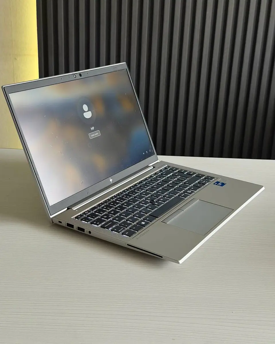 HP Elitebook 840 G8 / i7-1165G7 / 32GB RAM / 256GB SSD / Pantalla 14 FHD (Touch) 6