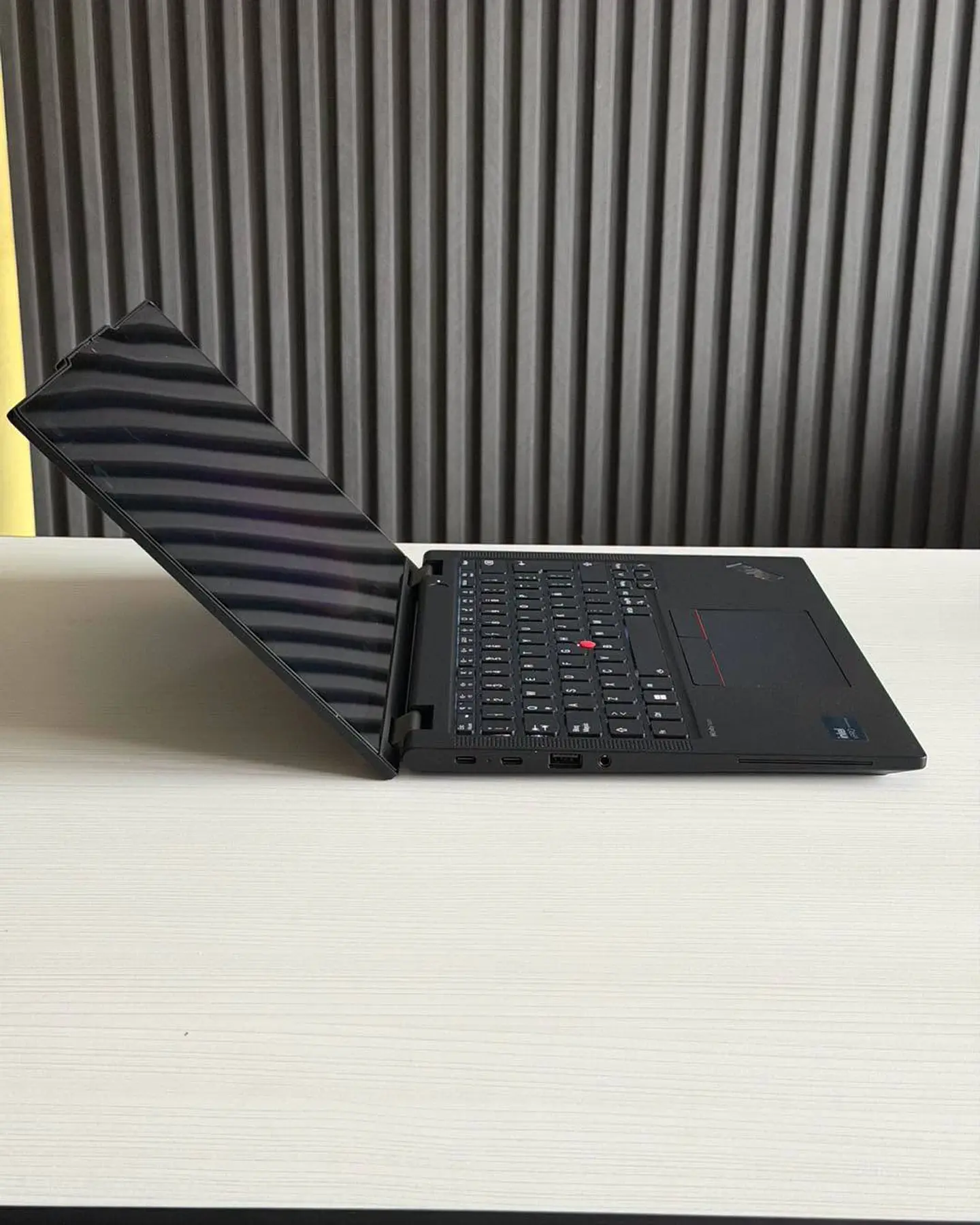 Lenovo Thinkpad X13 Gen 5 2 en 1 / Ultra 5 125U / 32GB RAM / 512GB SSD / Pantalla 13,3 FHD Tactil 5