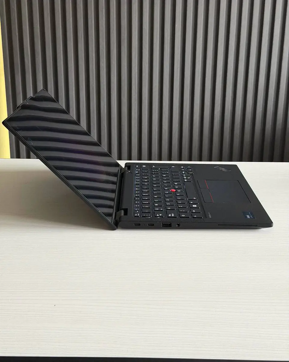 Lenovo Thinkpad X13 Gen 5 2 en 1 / Ultra 5 125U / 32GB RAM / 512GB SSD / Pantalla 13,3 FHD Tactil 5