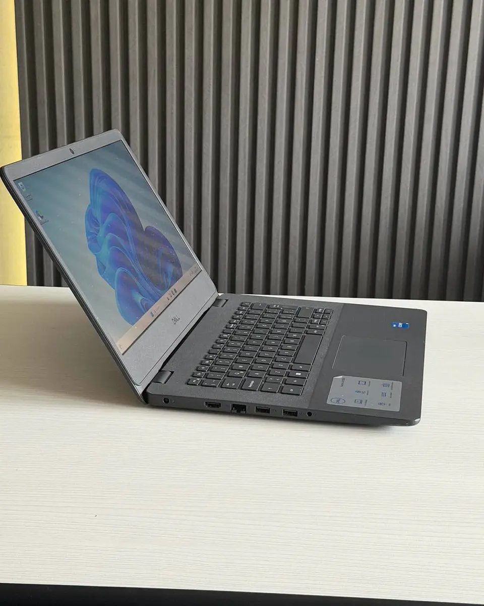 Dell Vostro 14 3000 / i5-1135G7 / 16GB RAM / 256GB SSD / Pantalla 14 HD 3