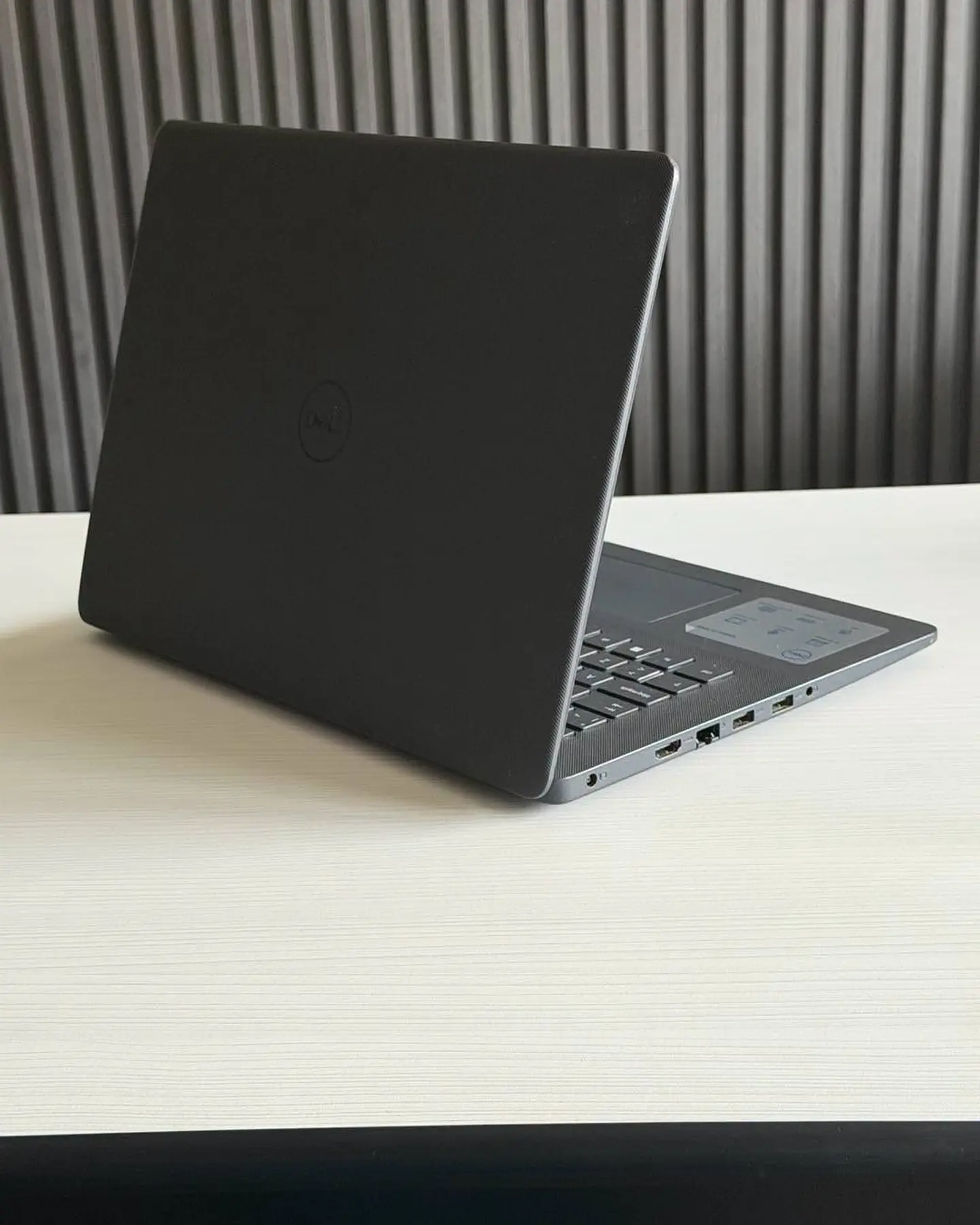 Dell Vostro 14 3000 / i5-1135G7 / 16GB RAM / 256GB SSD / Pantalla 14 HD 4