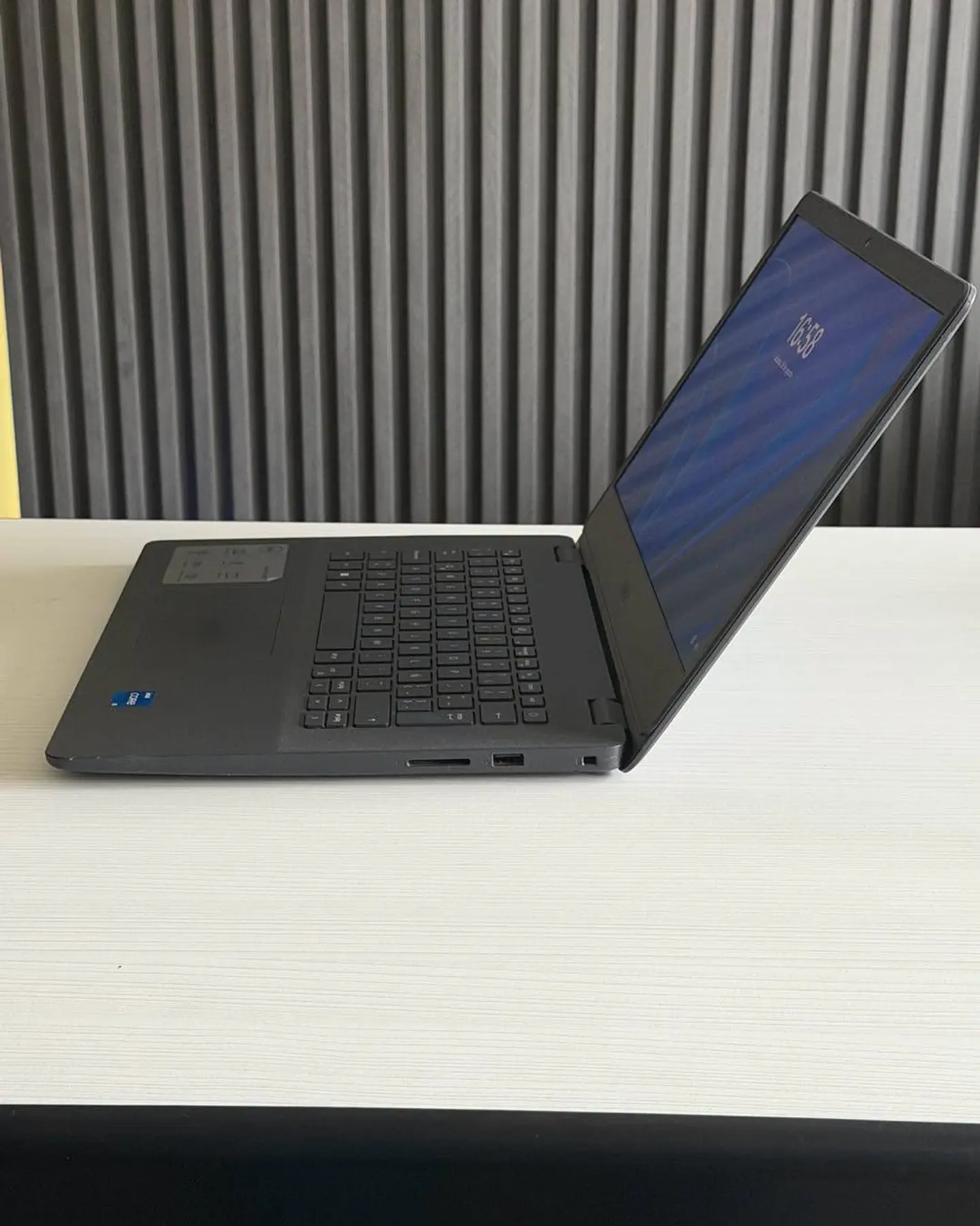 Dell Vostro 14 3000 / i5-1135G7 / 16GB RAM / 256GB SSD / Pantalla 14 HD 7
