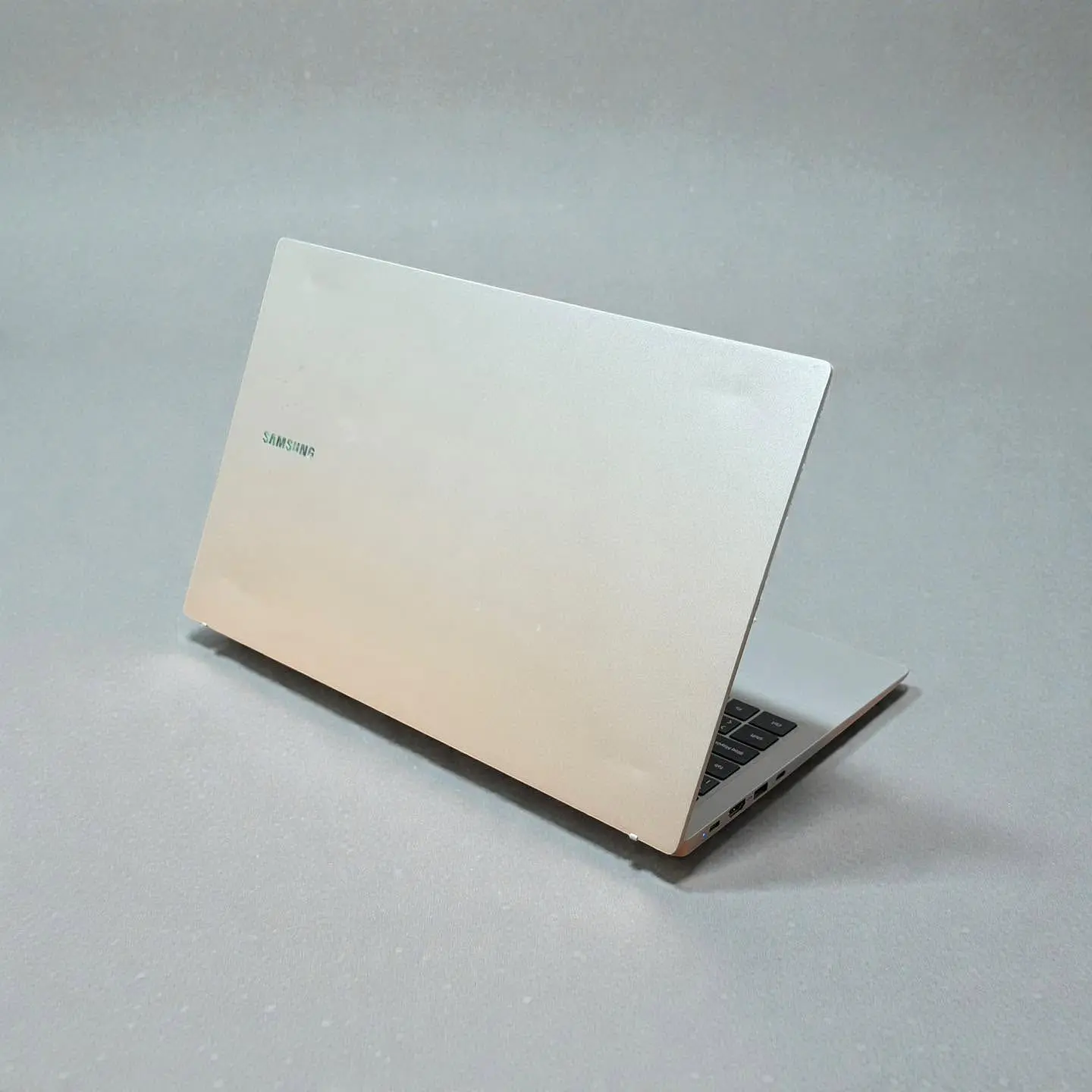 Notebook Samsung GalaxyBook 3 / i5-1335U / 8GB RAM / 512GB SSD / Pantalla 15,6 FHD 2