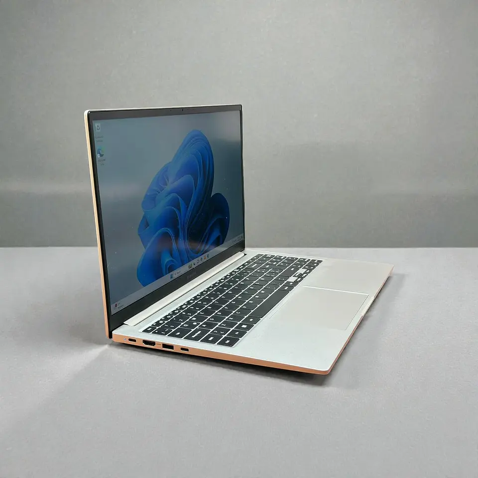 Notebook Samsung GalaxyBook 3 / i5-1335U / 8GB RAM / 512GB SSD / Pantalla 15,6 FHD 6