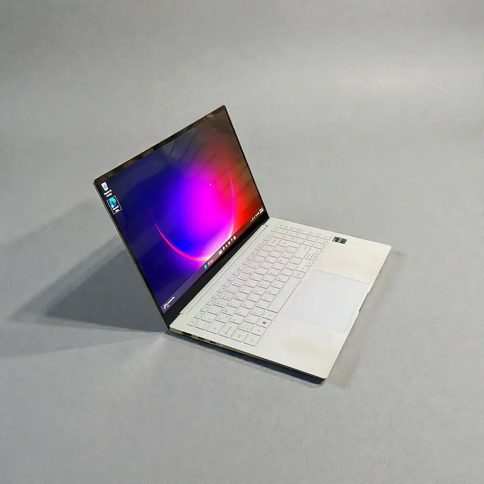 Samsung Galaxybook 2 Pro / i7-1260P / 16GB RAM / 512GB SSD / Pantalla 15,6 FHD 2